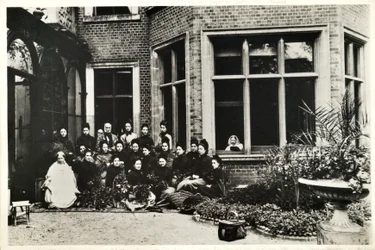 Florence Nightingale, Sir Harry och Lady Verney, och Nightingale sjuksköterskor på Claydon House, 1886