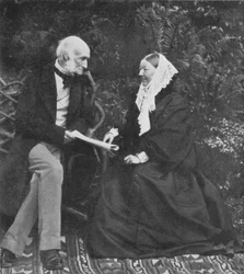 Florence Nightingale och Sir Harry Verney på gräsmattan vid Claydon House, 1889