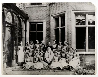 Florence Nightingale med Sir Harry Verney och Miss Crossland, i mitten av en grupp sjuksköterskor på Claydon House, 1886