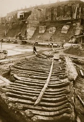 Galley, hittades på platsen för County Hall 1910 (sepiafoto)