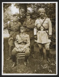 General Sir James Willcocks och hans personliga stab i trädgården vid hans högkvarter [Merville, Frankrike]. 31 juli 1915