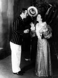 George Curzon som Algernon Moncrieffe (Algy) och Ursula Jeans som Cecily Cardew, i The Importance of Being Earnest, av Oscar Wilde (1854-1900) på Old Vic Theatre, 5 februari 1934 (s/v foto)