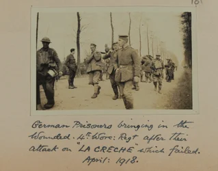 Tyska fångar som för in de sårade, 4:e, Worc: Rgt. efter deras attack mot "La Creche" som misslyckades, april 1918
