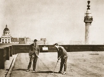 Golfträning för kontorsarbetare på taket av Adelaide House, från Wonderful London, publicerad 1926-27 (fotogravyr)
