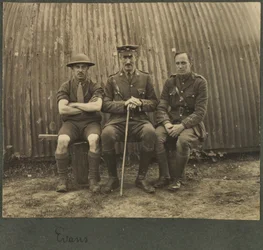 Grupp om tre soldater utanför en Nissan-hydda, ca 1914-18