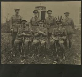 Gruppporträtt av sju män i militäruniform, 1914-18