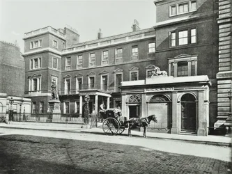 Hansom-hytt utanför krigskontoret Pall Mall, Willis Collection, 1890