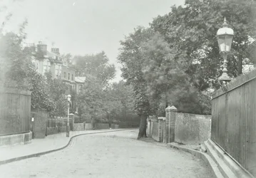 Highgate Archway: östlig infart med gammal lampa fäst vid räcken, 1896