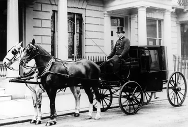 Hästdragen vagn utanför 24 Gloucester Square, Hyde Park, London, ca 1890