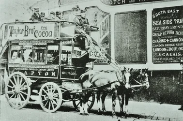 Hästdragen omnibus med passagerare, 1899