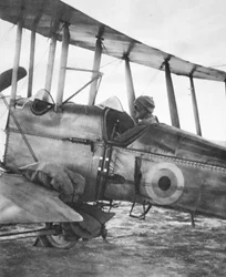 Hur Kut Garrison matades av en flygmaskin: redo för flygning med påsar med spannmål, från The Illustrated War News, 21 juni 1916