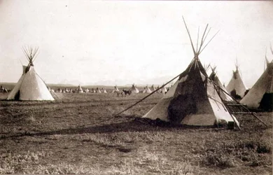 Indiska tält, fotograferade av Royal Engineers på den 49:e parallellen (sepiafoto)