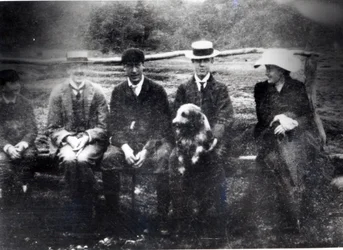 James och Lytton Strachey med Thoby, Adrian och Virginia Stephen i Fritham, Hampshire, 1901