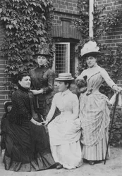 Jennie Jerome, senare Lady Randolph Churchill, med sin mor och sina systrar