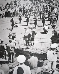 Kiltpipare spelar i land från 1:a bataljonen Argyll och Sutherland Highlanders från HMS Ceylon vid Pusan, 29 augusti 1950 (s/v foto)