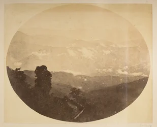 Kanchenjunga från kullen nära rådhuset, [Darjeeling]. 1870-talsutsikt över Darjeeling