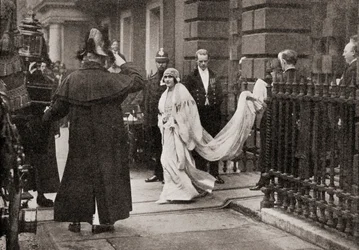 Lady Elizabeth Bowes Lyon på väg till sitt bröllop den 26 april 1923 med H.R.H. Hertigen av York, senare kung George VI, från The Story of Twenty Five Years, publicerad 1935