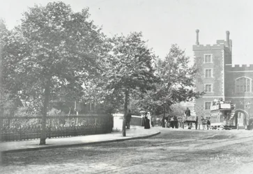 Lambeth Bridge: infartsväg med Lambeth Palace i bakgrunden, 1897