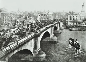 London Bridge: hästdragen trafik på bron, 1895