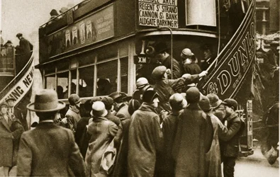 Londonbor som rusar efter en buss på Ludgate Hill (sepiafoto)