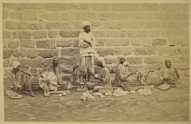 Manliga fångar lindar bomull på snurrande hjul i Karachi fängelse. c. 1873160 mm x 250 mm Fotograf: Michie and Company Archaeological Survey of India Samlingar: India Office Series (Volume 52).