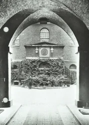 Millbank Prison: kapell genom valvgång, 1885
