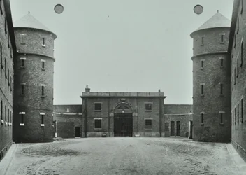 Millbank Prison: nere, huvudkorridoren, 1885