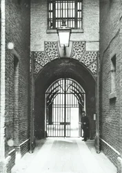 Millbank fängelse: huvudpassage, vaktmästare Barnard i dörröppningen, 1885