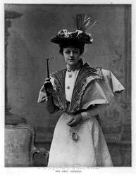 Miss Irene Vanbrugh i The Importance of Being Earnest, av Oscar Wilde (1854-1900) på St. James Theatre, den 4 maj 1895 (s/v foto)