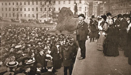 Mr Keir Hardie talar om den första kvinnliga rösträttsdemonstrationen som någonsin hölls på Trafalgar Square