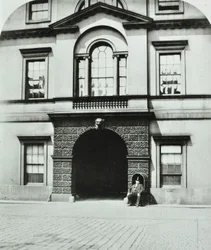 Northumberland House, Charing Cross, Westminster LB: innergård, 1880