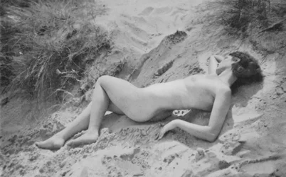 Nudism på 1930-talet: "Dolce Far Niente" (svartvitt foto)