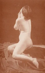 Nudistkonst: Bönen (svartvitt foto)