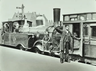 Perrongporter vid en järnvägsstation, 1885
