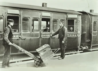 Perrongbärare vid en järnvägsstation, 1885