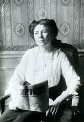 Porträtt av Christabel Pankhurst som läser en kopia av The Suffragette c.1905
