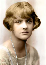 Porträtt av författaren Daphne du Maurier 1930 (svartvitt foto)