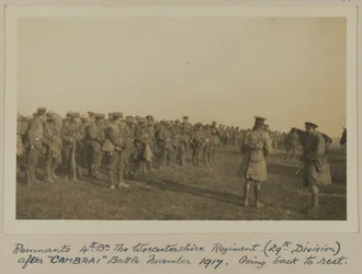 Rester 4:a. Bn. Worcestershire Regiment (29:e divisionen) efter "CAMBRAI"-slaget, november 1917, går tillbaka till vila