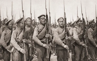 Ryskt infanteri på parad och presenterar vapen under första världskriget, från The Illustrated War News, 1915
