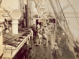 Skrubbar däcket på HMS Calliope