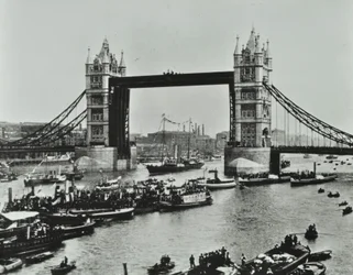 Fartyg passerar under Tower Bridge, 1894