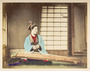 Sjungande tjejer [Japan], Studioporträtt av en japansk kvinna, sittande med ett stränginstrument (ett slags cittra) vilande på golvet framför henne,  Fotograf: Okänd  Lucas Collection: Fotografiskt rekord från Charles James och Mo världsturné