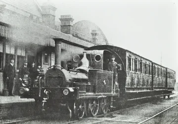 South Dock Station: ett fyrhjulskopplat tanklokomotiv vid stationen, 1880