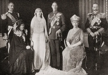 Den brittiska kungafamiljen vid bröllopet mellan hertigen och hertiginnan av York, 1923, från The Story of Twenty Five Years, publicerad 1935