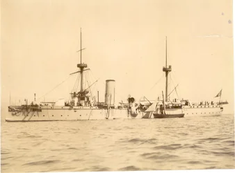 "Chih Yuan" ankrade utanför sydkusten vid Hove, Local lugger alongside, ca 1886