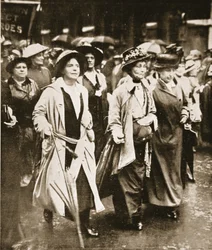 Kvinnors "rätt att tjäna"-demonstration: Mrs. Pankhurst och vänner, från "The Illustrated War News"