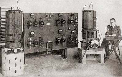 Den första sändaren som fungerade i Storbritannien, installerad på Marconi Works, Chelmsford, 1919 och 1920, från The Story of Twenty Five Years, publicerad 1935