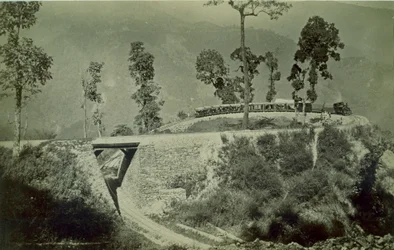 Slingan vid Agony Point vid Tindharia på Darjeeling Himalayan Railway, 1880-talet (albumintryck)
