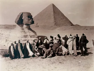 Turister som besöker sfinxen i Giza.