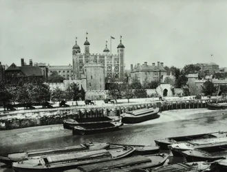 Tower of London, Tower Hill: från floden, 1895